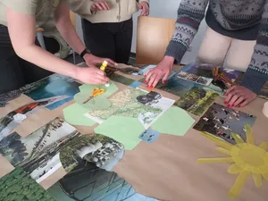 Workshop-Teilnehmende arbeiten an einer Moor-Vision © Pia Müller